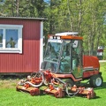 Sommartid sköter Ulf Saxdalens I-P,här med den stora gräsklipparen.
